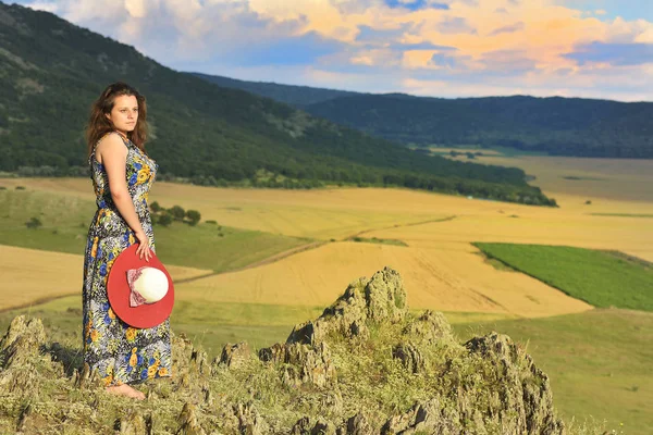 Kvinna i bergen, Pietrele Mariei, Dobrogea, Rumänien — Stockfoto