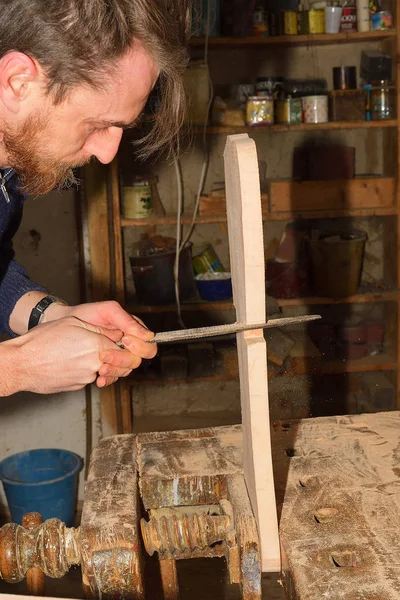 Charpentier travaillant avec avion sur fond en bois — Photo