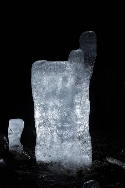Estalagmite de gelo em uma caverna fria — Fotografia de Stock