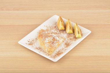 Tarçın ve şeker ile tatlı ev yapımı elma pasta