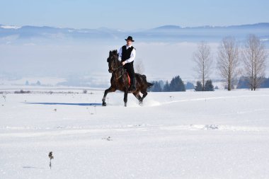 겨울에 야외 승마 젊은 남자