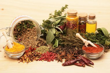 Renkli baharatların ahşap masası.