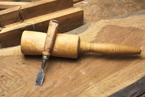 Carpintero trabajando con plano sobre madera —  Fotos de Stock