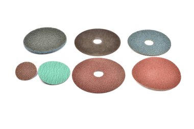 Beyaz bir arka plan üzerinde izole zımpara