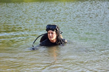 güzel beyaz dalgıç kadın su