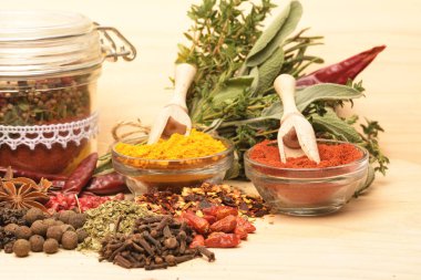 Renkli baharatların ahşap masası.