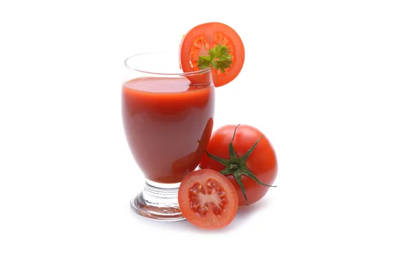 Frischer Tomatensaft auf weißem Hintergrund — Stockfoto