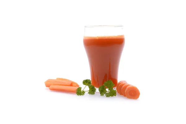 Karottensaft und Karottenscheiben auf Weiß — Stockfoto