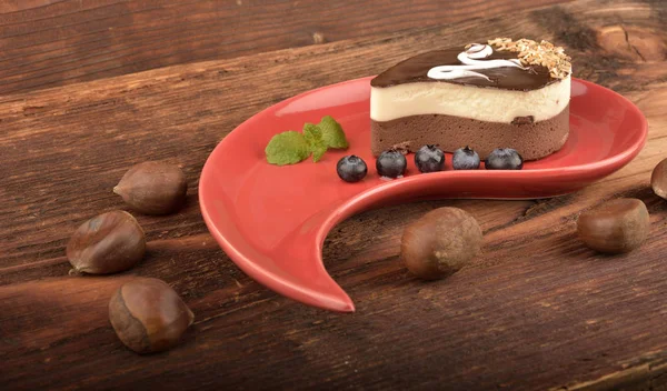 Pastel de chocolate sobre mesa de madera — Foto de Stock