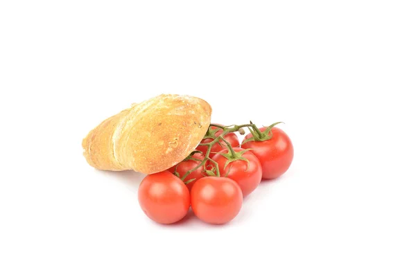 Pomodori rossi freschi con pane su sfondo bianco — Foto Stock