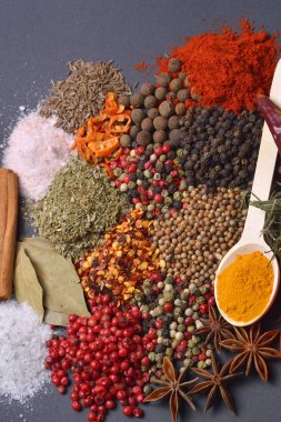 farklı baharat ve bitkilerle kompozisyon