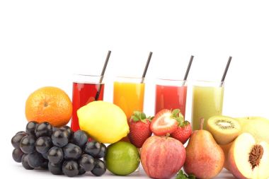 Beyaz üzerine taze meyve suları