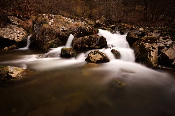 Krásný hluboký lesní vodopád — Stock fotografie