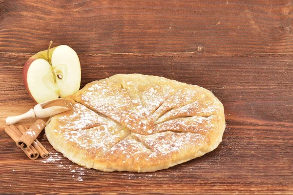 Tarta de manzana casera dulce con canela y azúcar —  Fotos de Stock