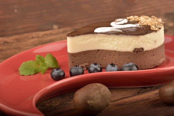 Dulce pastel de chocolate casero sobre fondo de madera — Foto de Stock