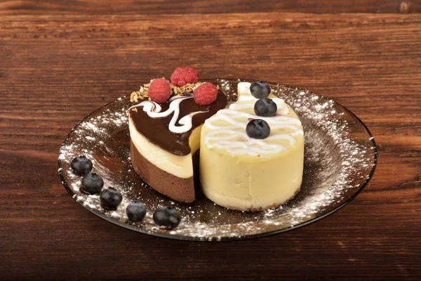 Pastel de chocolate sobre fondo de madera — Foto de Stock