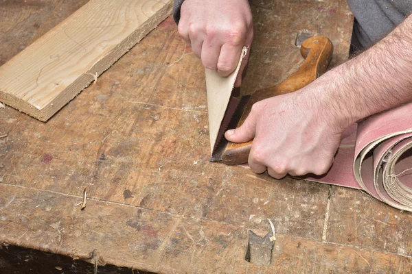 Carpintero trabajando con plano sobre madera — Foto de Stock