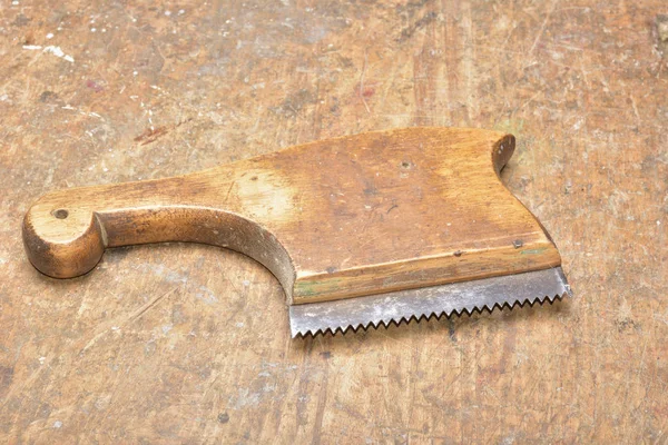 Carpintero trabajando con plano sobre madera — Foto de Stock