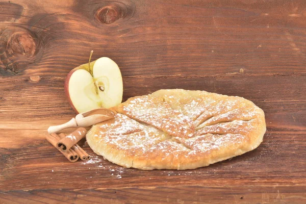 Tarte aux pommes maison sucrée avec cannelle et sucre — Photo