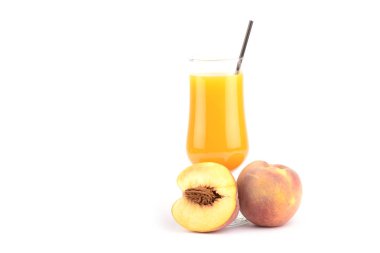 taze şeftali suyu ve meyve beyaz arka plan üzerinde