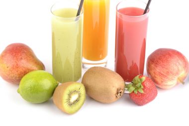 Beyaz üzerine taze meyve suları