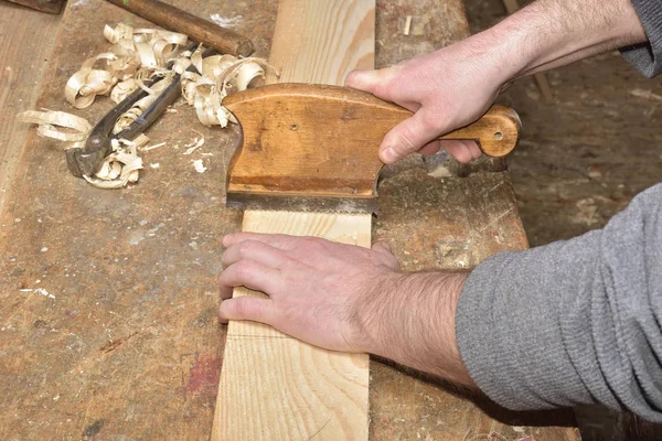 Carpinteiro trabalhando com avião em madeira — Fotografia de Stock