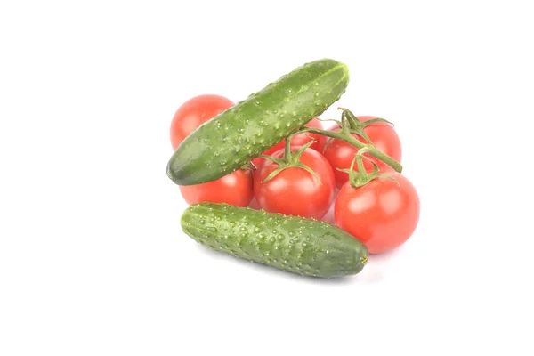Pepino e tomate isolados sobre branco — Fotografia de Stock