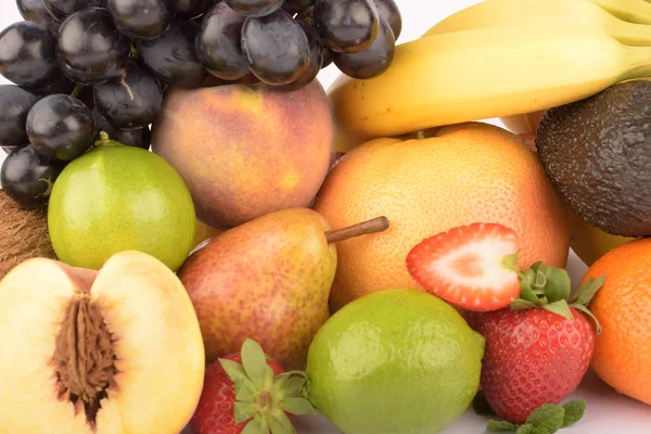 Surtido de frutas exóticas aisladas en blanco — Foto de Stock