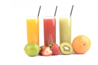 Beyaz üzerine taze meyve suları