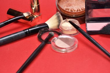 Küme açık renkli arka plan üzerinde Dekoratif kozmetik