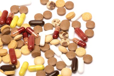 Beyaz arka planda izole edilmiş haplar