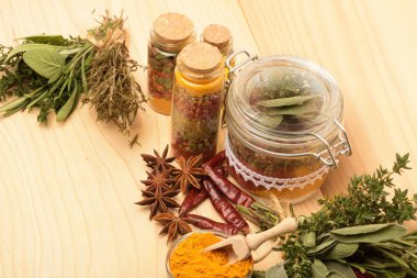 Renkli baharatların ahşap masası.