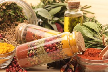 Renkli baharatların ahşap masası.