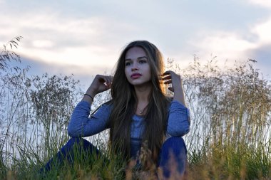 Keçi çocuğun doğa ile