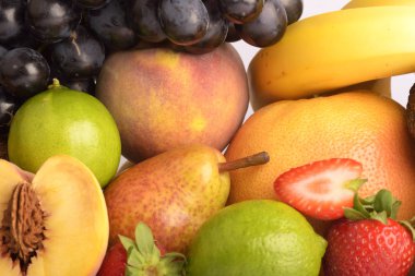 Beyaza izole edilmiş egzotik meyve çeşitleri