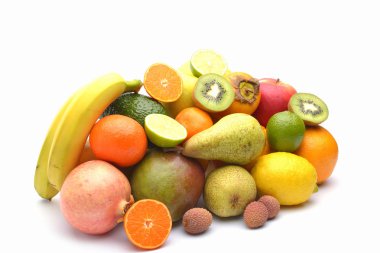 Beyaza izole edilmiş egzotik meyve çeşitleri