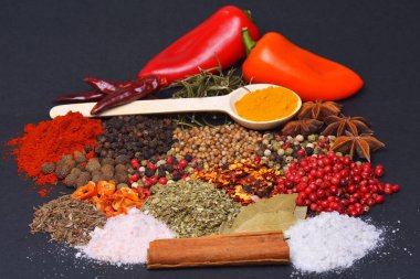 Renkli baharatların ahşap masası.