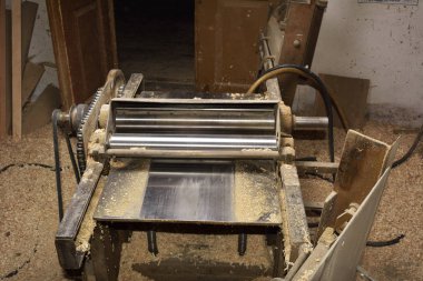 Ahşap masada ahşap tıraş ile marangoz araçları