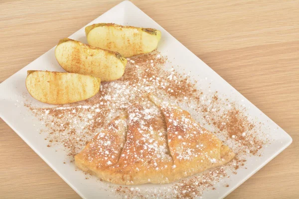 Sweet homemade apple pie with cinnamon and sugar — Stock Photo, Image