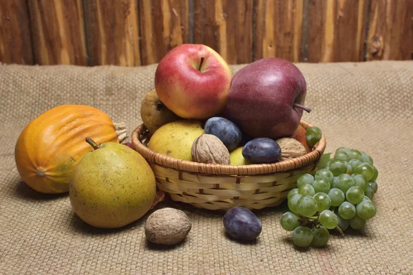 Осінні фрукти на сільському фоні — стокове фото