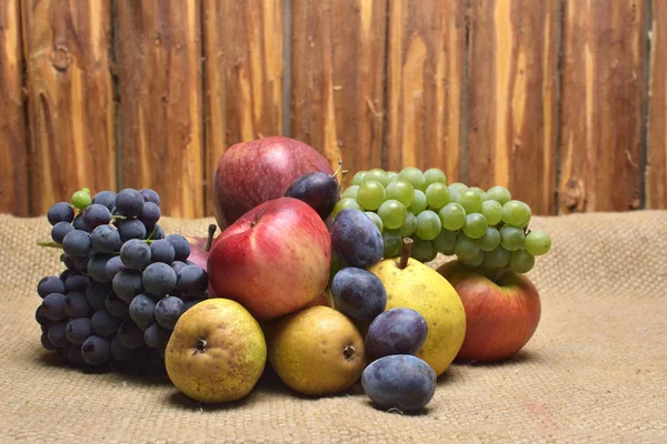 Осінні фрукти на сільському фоні — стокове фото