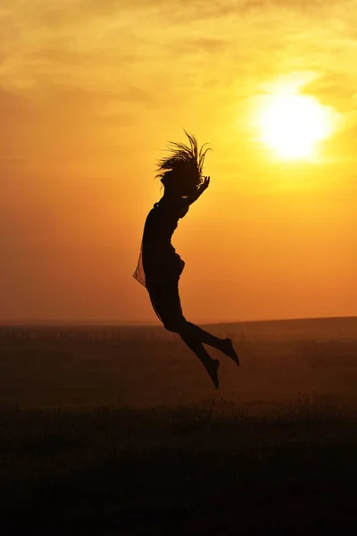 Giovane donna felice sul campo in estate sunse — Foto Stock