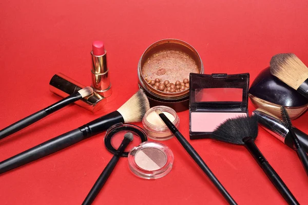 Küme açık renkli arka plan üzerinde Dekoratif kozmetik