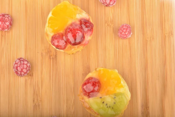 Bolo com frutas na mesa de madeira — Fotografia de Stock