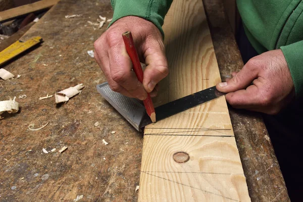 Charpentier travaillant avec avion sur bois — Photo