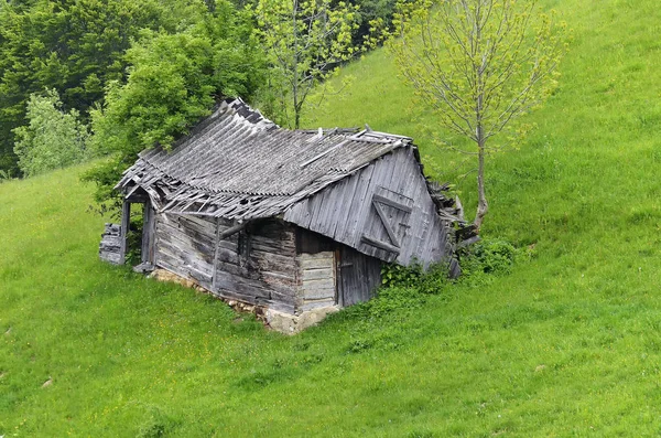 Een oud verlaten huis. — Stockfoto