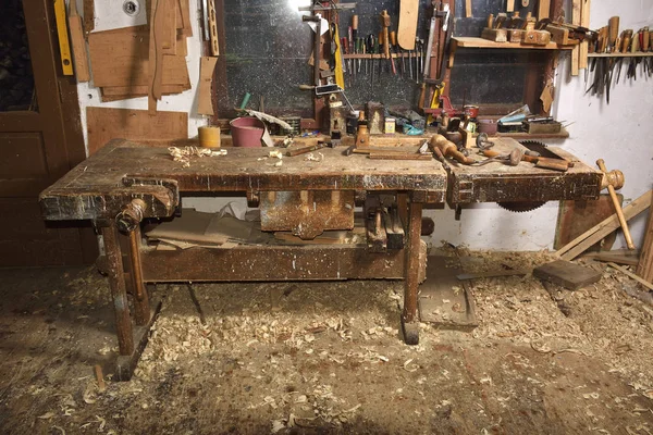 Oude traditionele carpenter's workshop met haar schat aan hulpmiddelen en hout. — Stockfoto