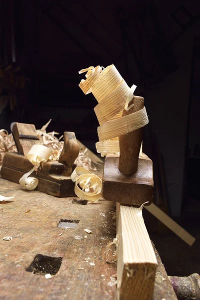 Літак з дерева. Інструменти для теслярів з дерев'яною голінням на дерев'яному столі — стокове фото