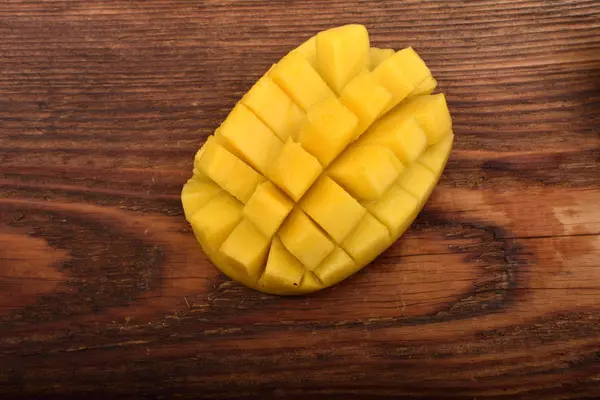 Mango vrucht rijp op houten achtergrond — Stockfoto