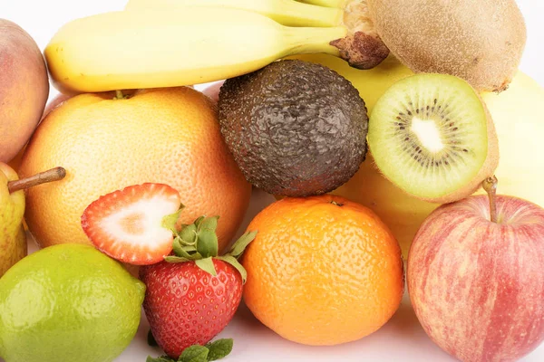 Beyaza izole edilmiş egzotik meyve çeşitleri